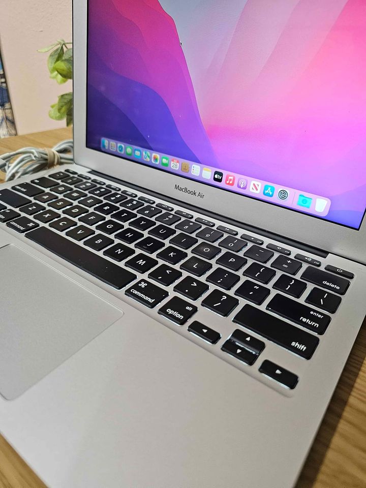 Apple Macbook Air 11.6" 4GB 128GB Monterrey OS Refurbished