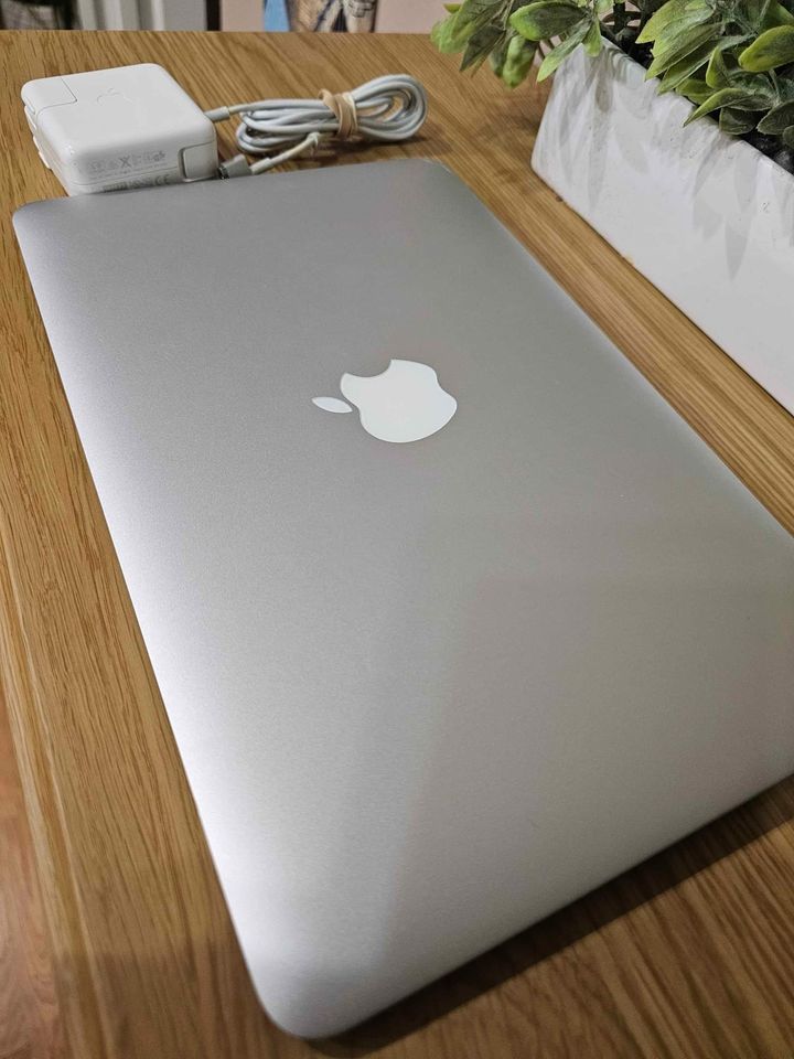 Apple Macbook Air 11.6" 4GB 128GB Monterrey OS Refurbished