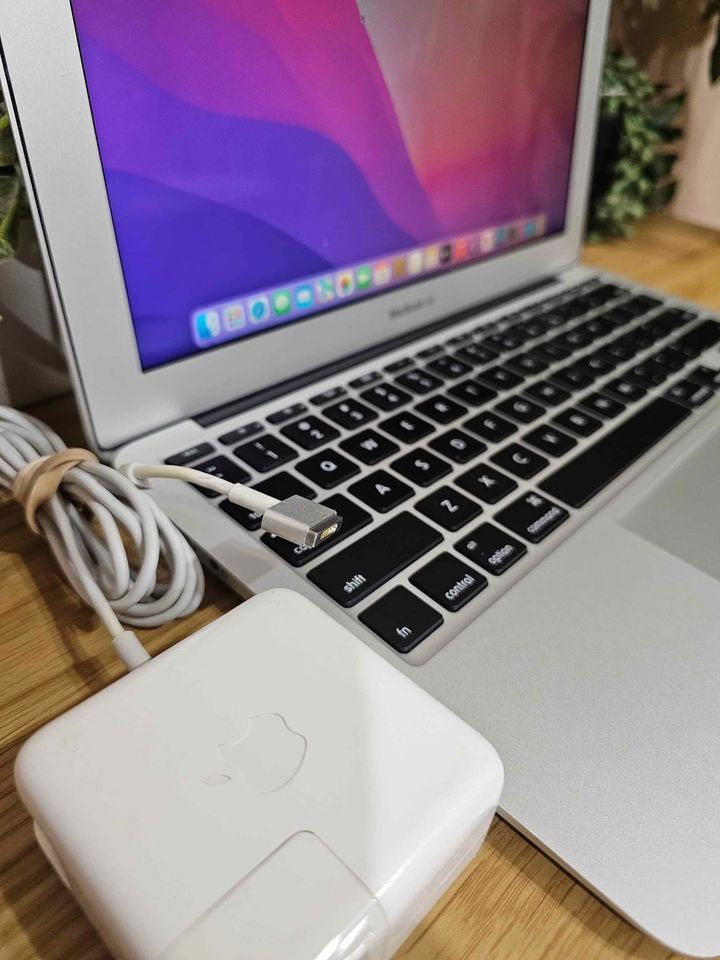 Apple Macbook Air 11.6" 4GB 128GB Monterrey OS Refurbished